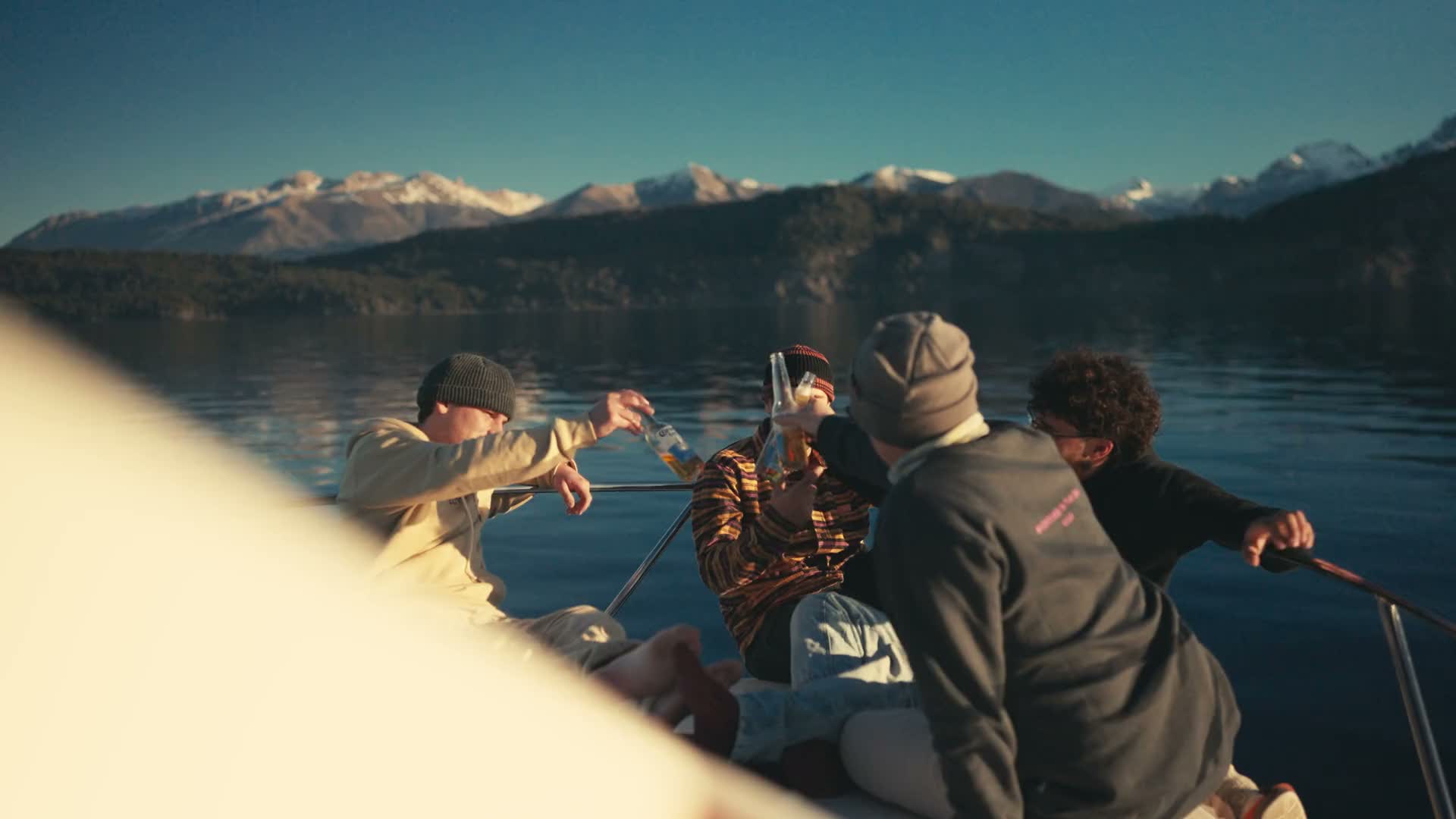 Atardecer a bordo de Pakantura en el Nahuel Huapi
