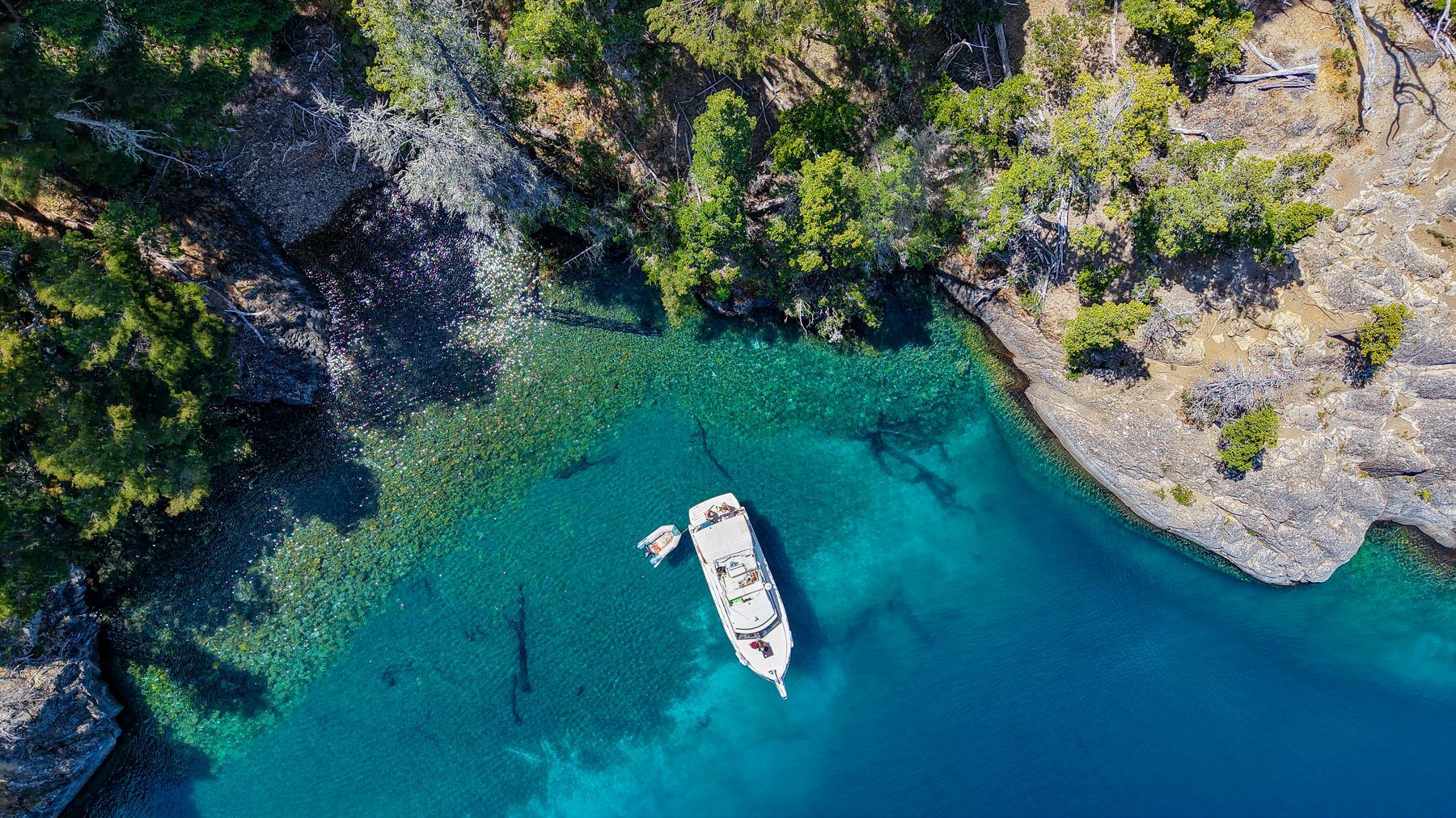 Cala rocosa poco explorada del lago