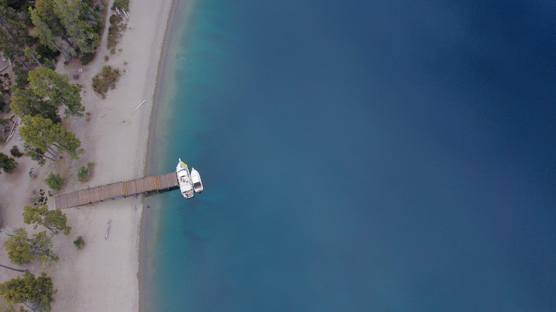 Muelle y embarcaciones sobre agua turquesa