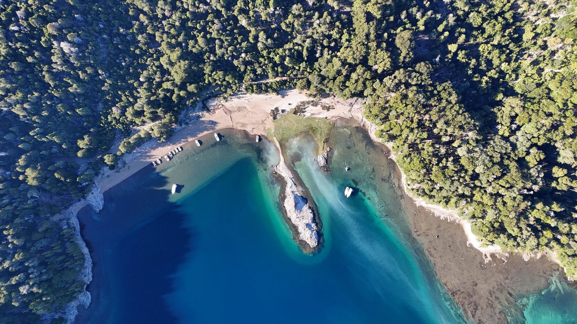 Bahía de agua turquesa en el Nahuel Huapi