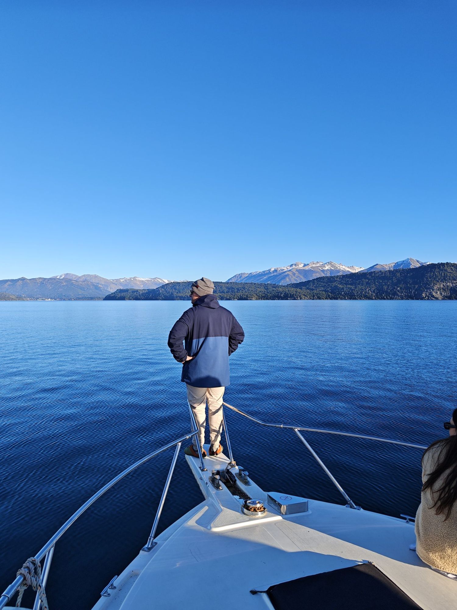 Pasajero mirando el lago desde la proa