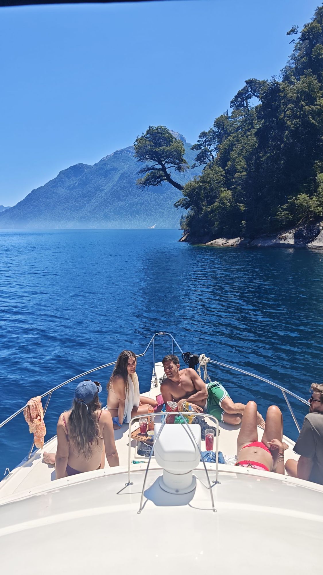 Amigos tomando sol a bordo de la María Cristina
